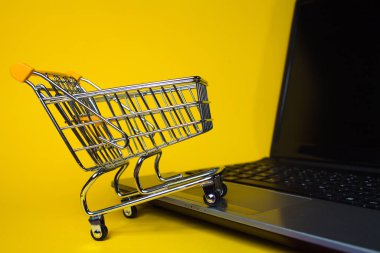 E-Ticaret. Çevrimiçi alışveriş, dizüstü bilgisayarda alışveriş arabası.