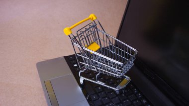 E-Ticaret. Çevrimiçi alışveriş, dizüstü bilgisayarda alışveriş arabası.