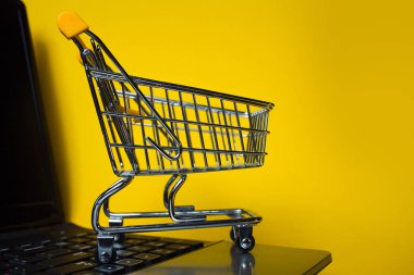 Online satışların sonu. Çevrimiçi alışveriş, dizüstü bilgisayarda alışveriş arabası.