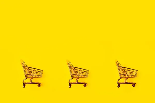 Tre kundvagnar, mönster. konceptet shopping och försäljning, detaljhandel och butiker. — Stockfoto