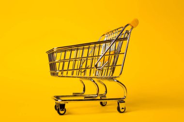 Alışveriş arabası konsepti, alışveriş ve satış, perakende ve dükkanlar.