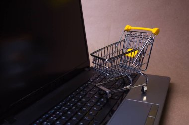 Online satışların sonu. Çevrimiçi alışveriş, dizüstü bilgisayarda alışveriş arabası.