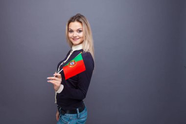 Göçmenlik ve yabancı dil eğitimi, konsept. Elinde Portekiz bayrağı olan gülümseyen genç bir kadın..