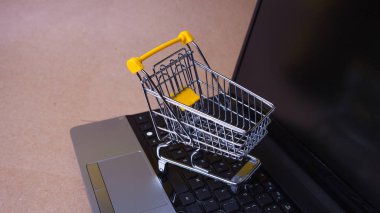 E-Ticaret. Çevrimiçi alışveriş, dizüstü bilgisayarda alışveriş arabası.