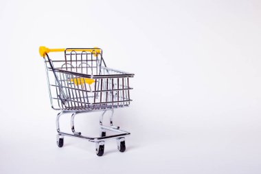 Alışveriş arabası konsepti, alışveriş ve satış, perakende ve dükkanlar.