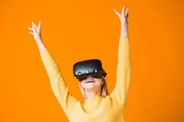 Jogador de jogos de computador usa realidade virtual. Uma jovem mulher em um capacete realidade virtual — Fotografia de Stock