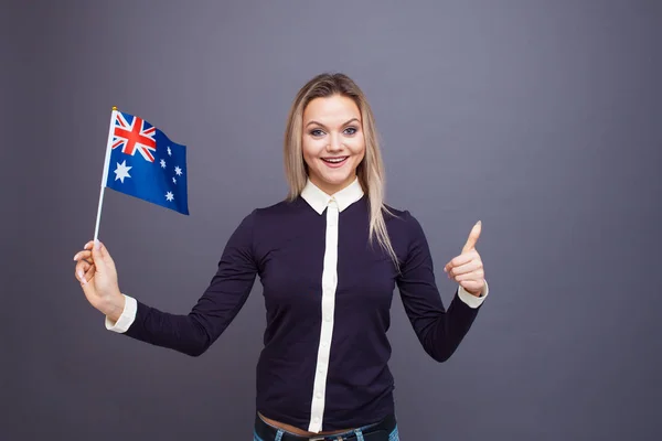 Invandring och studier av främmande språk, begrepp. En ung leende kvinna med en Australien flagga i handen — Stockfoto