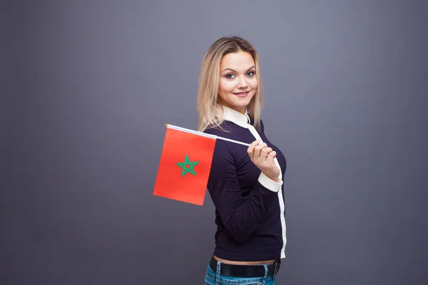 Imigrace a studium cizích jazyků, koncepce. Mladá usměvavá žena s marockou vlajkou v ruce. — Stock fotografie