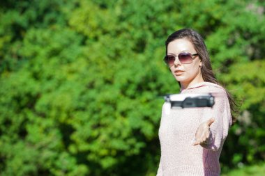 İnsansız hava aracıyla yürü. Siyah gözlüklü genç bir kadın alçaktan uçan bir insansız hava aracı fırlatıyor. Alçaktan uçan insansız hava aracına uzanır, yakalar.