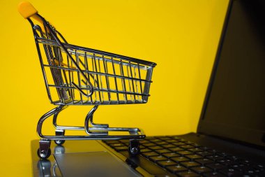 E-Ticaret. Çevrimiçi alışveriş, dizüstü bilgisayarda alışveriş arabası.