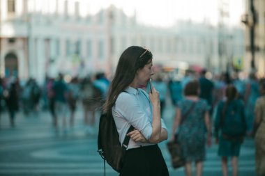 Yoldan geçenlerin kalabalığın arasında sokakta kız, gözetleme tarzında fotoğraflar