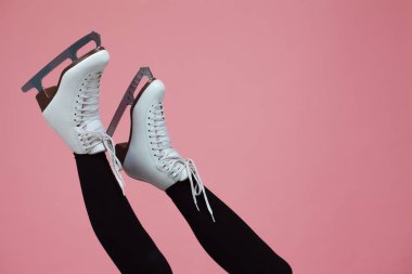 Artistik patinaj bir kış sporudur. Buz patenlerinde kadın ayağı.