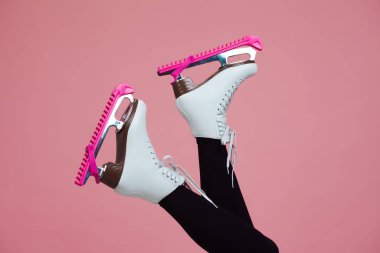 Artistik patinaj bir kış sporudur. Buz patenlerinde kadın ayağı.