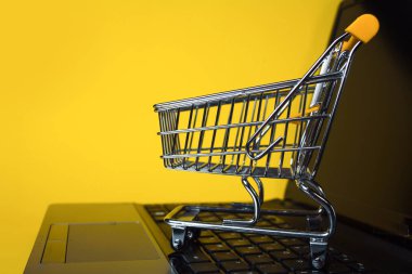 Online satışların sonu. Çevrimiçi alışveriş, dizüstü bilgisayarda alışveriş arabası.