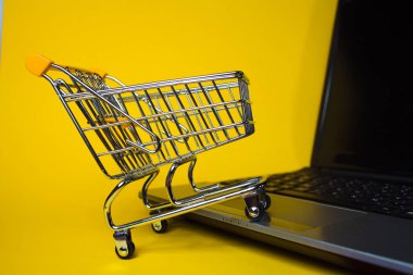 Online satışların sonu. Çevrimiçi alışveriş, dizüstü bilgisayarda alışveriş arabası.