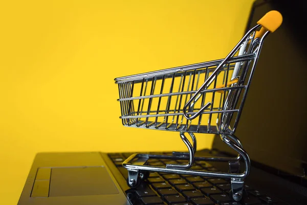 Fim das vendas online. Compras online, carrinho de compras no teclado do laptop . — Fotografia de Stock