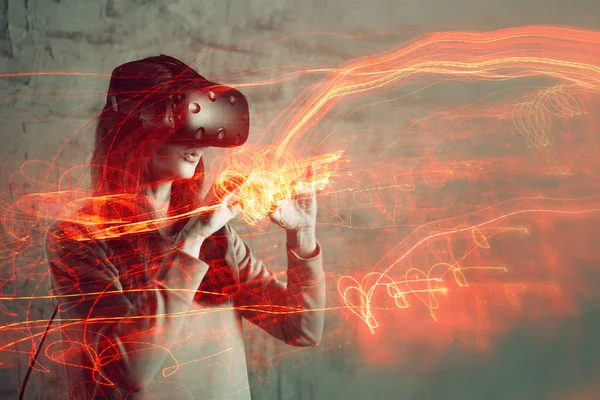 Menina usa um capacete realidade virtual, o conceito de tecnologia moderna, o efeito da dupla exposição . — Fotografia de Stock