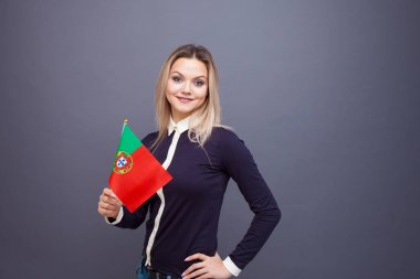 Göçmenlik ve yabancı dil eğitimi, konsept. Elinde Portekiz bayrağı olan gülümseyen genç bir kadın..