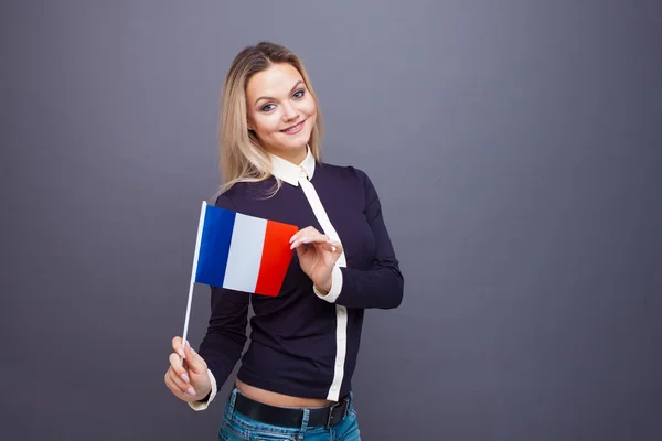이민과 외국어 공부, 개념. 프랑스 국기를 들고 미소를 짓고 있는 젊은 여자. — 스톡 사진