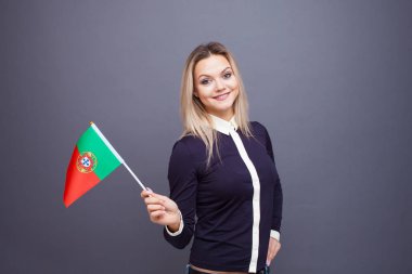 Göçmenlik ve yabancı dil eğitimi, konsept. Elinde Portekiz bayrağı olan gülümseyen genç bir kadın..