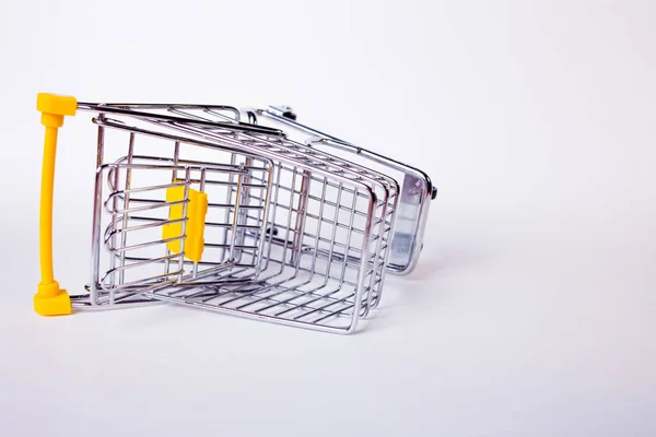 Fallen Shopping cart έννοια του τελείωσε τις αγορές και τις πωλήσεις, τη λιανική και τα καταστήματα. — Φωτογραφία Αρχείου