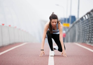 Yoğun bir akşam koşusunda spor kızı, dışarıda koşan çekici bir koşucu, parlak spor kıyafetleriyle koşan bir kadın..