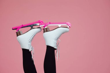 Artistik patinaj bir kış sporudur. Buz pateni için ince kadın bacakları..