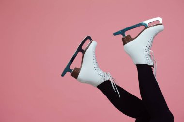 Artistik patinaj bir kış sporudur. Buz patenlerinde kadın ayağı.