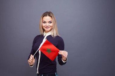 Göçmenlik ve yabancı dil eğitimi, konsept. Elinde Fas bayrağı olan gülümseyen genç bir kadın..