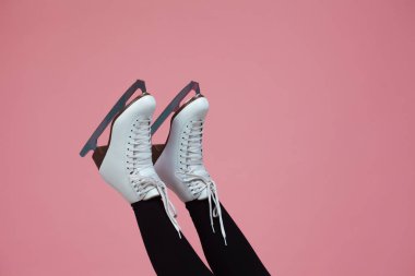 Artistik patinaj bir kış sporudur. Buz patenlerinde kadın ayağı.