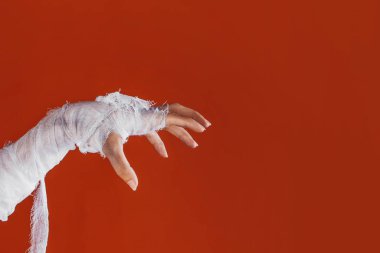 Cadılar Bayramı, kostüm resmi. Mumyanın bandajlarla eli jestyapıyor