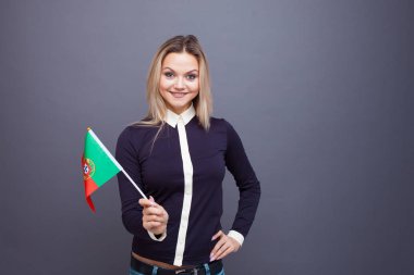 Göçmenlik ve yabancı dil eğitimi, konsept. Elinde Portekiz bayrağı olan gülümseyen genç bir kadın..