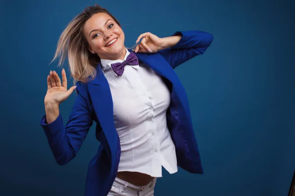 Skákající a tančící podnikatelka ve stylové modré bundě a motýlku. Portrét veselé dívky — Stock fotografie