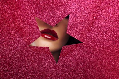 Yıldız şeklinde kesilmiş kırmızı rujlu kadın dudakları. Göz kamaştırıcı dudak