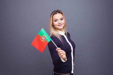 Göçmenlik ve yabancı dil eğitimi, konsept. Elinde Portekiz bayrağı olan gülümseyen genç bir kadın..