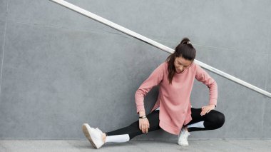 Sporcu kız yoğun bir gece koşusundan sonra dinleniyor. Genç çekici koşucu dışarıda koştuktan sonra mola veriyor..