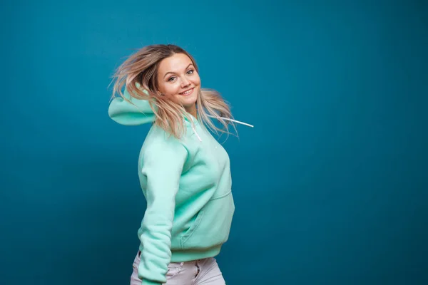 Joyeux hipster girl en sweat à capuche et lunettes de soleil. — Photo