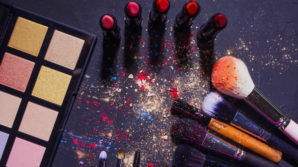 Cosméticos e escovas de maquiagem, escovas profissionais e sombra de paleta — Fotografia de Stock