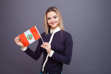 Göçmenlik ve yabancı dil eğitimi, konsept. Elinde Peru bayrağı olan gülümseyen genç bir kadın.