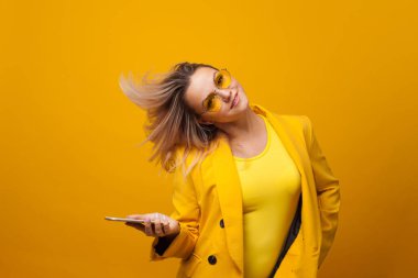 Sarı arkaplanda zarif genç bayan, kopyalama alanı.