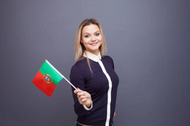 Göçmenlik ve yabancı dil eğitimi, konsept. Elinde Portekiz bayrağı olan gülümseyen genç bir kadın..