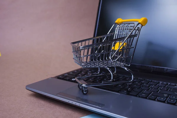 Comércio electrónico. Compras online, carrinho de compras no teclado do laptop . — Fotografia de Stock