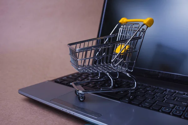 Akhir dari penjualan online. Belanja online, keranjang belanja di keyboard laptop. — Stok Foto