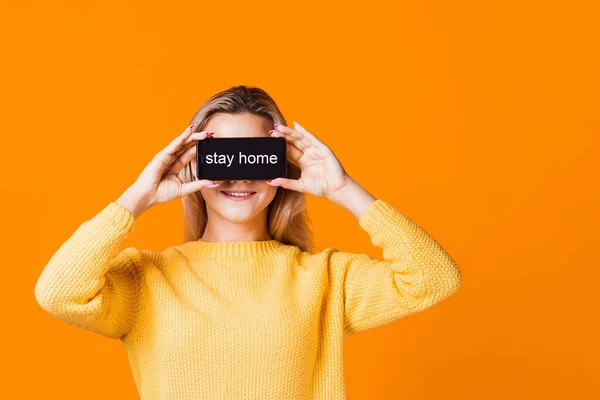 Karantina sırasında kendini izole etme kavramı. Transfer vakaları çevrimiçi. Evde kal..