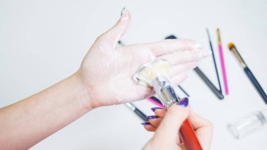 Makyaj fırçalarının temizlenmesi ve bakımı, kadınların elleri kozmetik ürünlerinin fırçasını yıkar.,