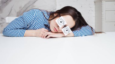 Uykusuzluk ve gecikme. Bir öğrenci çalışıyormuş gibi yapıyor.,