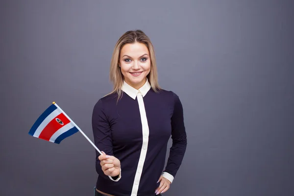Inmigración y el estudio de lenguas extranjeras, concepto. Una joven sonriente con una bandera de Costa Rica en la mano . — Foto de Stock