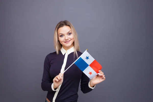 Einwanderung und Fremdsprachenstudium, Konzept. eine junge lächelnde Frau mit einer Panamafahne in der Hand — Stockfoto