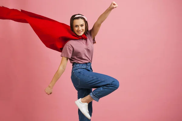 Superheldin, eine junge weibliche Superheldin im roten Cape — Stockfoto