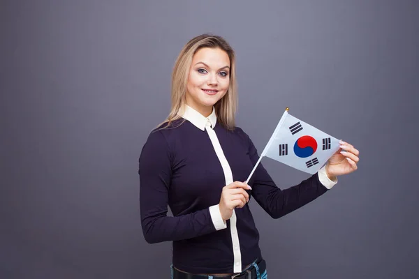 이민 과 외국어 공부, 개념. 한국 국기를 단, 웃고 있는 젊은 여자 — 스톡 사진